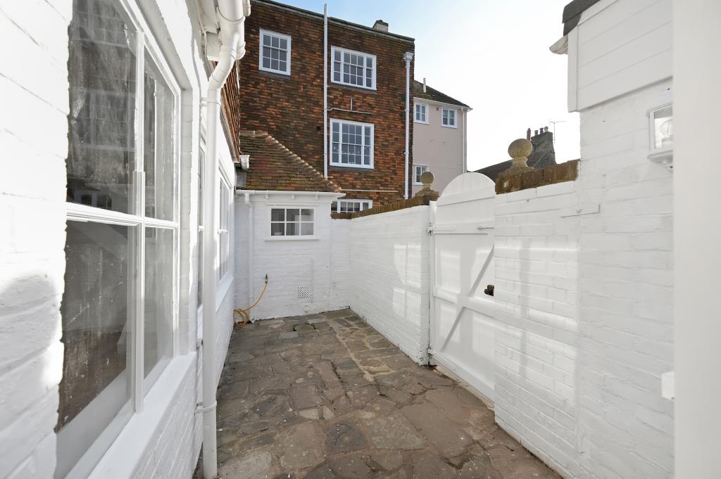 Lot: 152 - TERRACE HOUSE IN DESIRABLE LOCATION - Courtyard